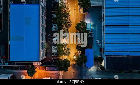 Vue aérienne de nuit des bâtiments industriels et rue illuminée Banque D'Images