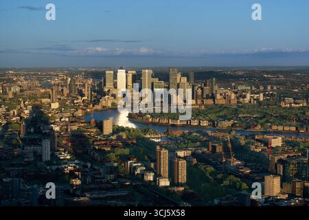 Canary Wharf, Londres, au coucher du soleil. Les gratte-ciel du quartier financier reflètent la lumière dorée du soleil couchant sur la Tamise. Banque D'Images