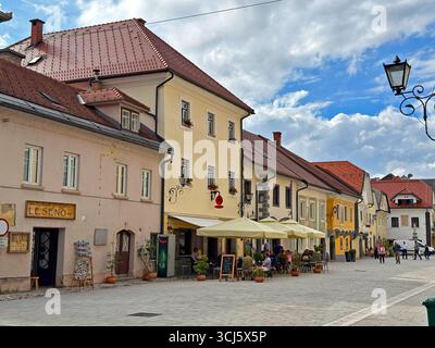 03.09.2025, Radovljica, Slowenien, Radmannsdorf ist eine Kleinstadt der Region Gorenjska nahe der Stadt Bled. AM Linhart-Platz sitzen Besucher dans les cafés. 03.09.2025, Bled 03.09.2025, Bled *** 03 09 2025, Radovljica, Slovénie, Radmannsdorf est une petite ville de la région de Gorenjska près de la ville de Bled les visiteurs s'assoient dans les cafés de la place Linhart 03 09 2025, Bled 03 09 2025, Bled Banque D'Images