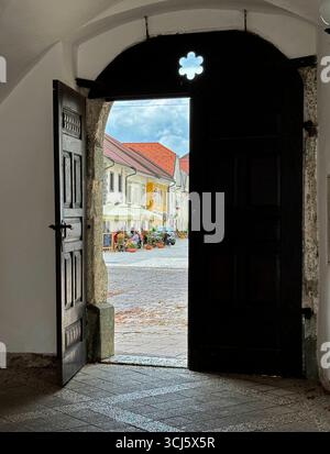 03.09.2025, Radovljica, Slowenien, Radmannsdorf ist eine Kleinstadt der Region Gorenjska nahe der Stadt Bled. AM Linhart-Platz sitzen Besucher dans les cafés. 03.09.2025, Bled 03.09.2025, Bled *** 03 09 2025, Radovljica, Slovénie, Radmannsdorf est une petite ville de la région de Gorenjska près de la ville de Bled les visiteurs s'assoient dans les cafés de la place Linhart 03 09 2025, Bled 03 09 2025, Bled Banque D'Images
