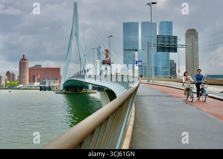 Le pont Erasmus sur la rivière Maas avec le bâtiment de Rotterdam en arrière-plan Banque D'Images