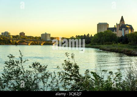 La rivière Saskatchewan Nord traverse la ville de Saskatoon où se dresse l'emblématique hôtel Bessborough sur la rive Banque D'Images