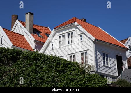Maisons en bois peintes en blanc restaurées typiques de l'architecture nordique historique de la région de Gamle à Stavanger, Rogaland, Norvège. Banque D'Images