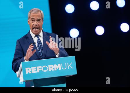 La conférence réformiste britannique Nigel Farage présente son discours à la direction en raison de la démission de la vice-primeminister Angela Rayner. Birmingham UK photo : garyrobertsphotographie Banque D'Images