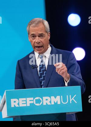 La conférence réformiste britannique Nigel Farage présente son discours à la direction en raison de la démission de la vice-primeminister Angela Rayner. Birmingham UK photo : garyrobertsphotographie Banque D'Images