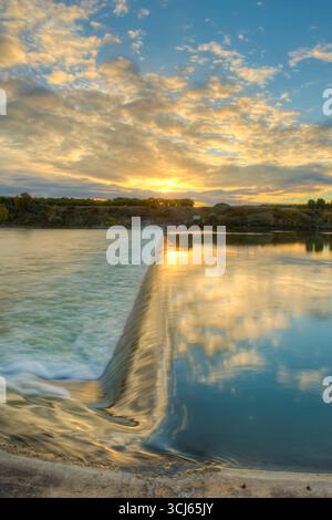 Le barrage de Saskatoon est une destination de voyage commune pour les gens qui voient la structure et le pont ferroviaire ainsi que les nombreux oiseaux qui résident dans le Banque D'Images