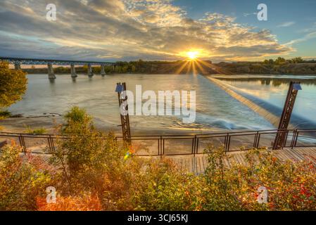 Le barrage de Saskatoon est une destination de voyage commune pour les gens qui voient la structure et le pont ferroviaire ainsi que les nombreux oiseaux qui résident dans le Banque D'Images