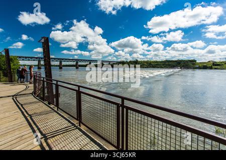 Les niveaux d'eau élevés de la rivière Saskatchewan Sud au déversoir et au barrage ont fait disparaître la rivière le 24 juin 2013 à Saskatoon, au Canada Banque D'Images