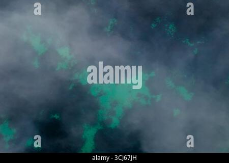 Vue aérienne de nuages bas se déplaçant autour de la ville d'Eggum au soleil de minuit en été. Eggum Unstad, Vestvagoy Lofoten, Îles, Norvège, Europe. Banque D'Images