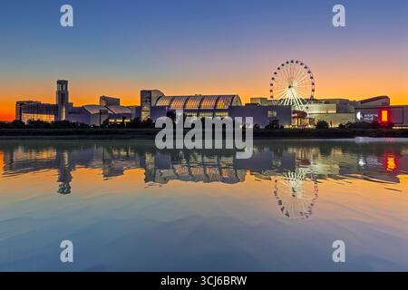 American Dream at Sunset - la roue d'observation « Dream Wheel » de l'American Dream Mall se reflète dans un plan d'eau calme au coucher du soleil. Banque D'Images