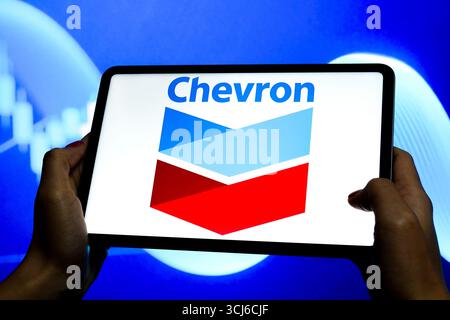 Dans cette illustration photo, le logo de Chevron Corporation est affiché sur l'écran d'une tablette. Banque D'Images