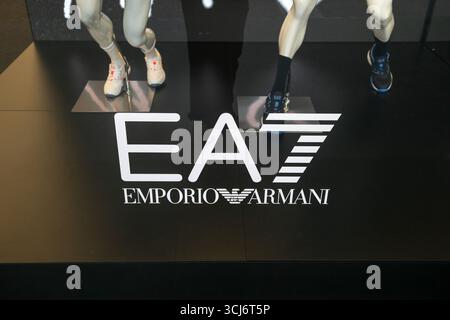Logo Emporio Giorgio Armani, magasin de haute couture, avec élégance et design innovant parfait pour un style raffiné et toujours en phase avec le style global Banque D'Images