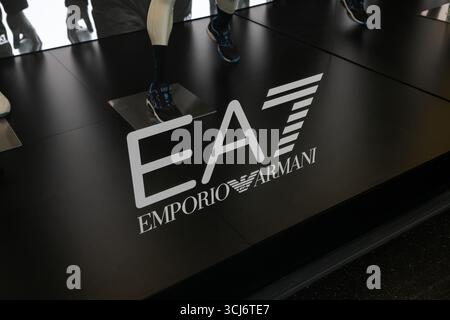 Logo Emporio Giorgio Armani, magasin de haute couture, avec élégance et design innovant parfait pour un style raffiné et toujours en phase avec le style global Banque D'Images