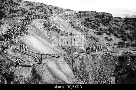 Image d’archive tirée du miroir, 1916, représentant des soldats et des ouvriers construisant une piste temporaire à travers un ravin sur la ligne de Monastir en Macédoine. Après que les forces bulgares aient détruit des ponts pour entraver les Alliés, des équipes de territoriaux algériens et de Serbes ont travaillé pour rétablir les transports. La scène capture l'urgence de réparer des voies ferrées vitales, soulignant les défis logistiques auxquels les armées alliées ont été confrontées pendant la première Guerre mondiale dans les Balkans. Banque D'Images
