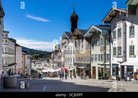 Stadtblick Bad Tölz, 03.09.2025 Blick entlang der Marktstraße in der Fußgängerzone von Bad Tölz mit reich verzierten Fassaden und Lüftlmalerei. Auf der rechten Straßenseite sind mehrere historische Bürgerhäuser mit aufwendigen Giebelformen zu sehen, darunter ein Gebäude mit Zwiebelturm. Zahlreiche Menschen flanieren oder sitzen in den StraßencafÃ s. Die Szene zeigt die belebte Altstadt an einem sonnigen Spätsommertag. Bad Tölz Bayern Deutschland *** vue de Bad Tölz, 03 09 2025 vue le long de la Marktstraße dans la zone piétonne de Bad Tölz avec des façades richement décorées et Lüftlmalerei sur la R Banque D'Images