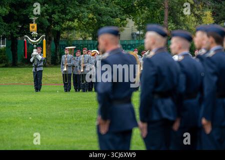 Fürstenfeldbruck, Bavière, Allemagne - 5 septembre 2025 : appel à candidatures pour l'obtention du diplôme du 124e cours de formation des officiers de l'armée de l'air allemande à la caserne et à l'école de formation des officiers de Fürstenfeldbruck. Des soldats en uniformes bleus se tiennent en formation et saluent, tandis que le corps de musique des forces armées allemandes se tient prêt pour la cérémonie solennelle avec des instruments et des normes traditionnelles en arrière-plan. *** Appel zur Verabschiedung vom 124. Offizierlehrgang der Luftwaffe der Bundeswehr in der Kaserne bzw. Offizierschule à Fürstenfeldbruck. Soldaten in blauen Uniformen stehen en formation un Banque D'Images