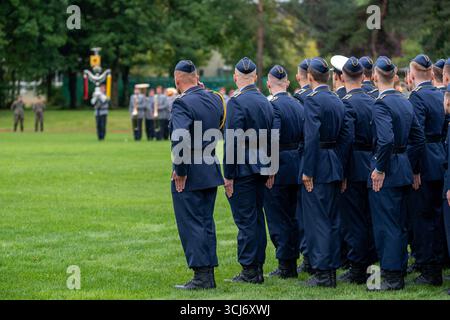 Fürstenfeldbruck, Bavière, Allemagne - 5 septembre 2025 : appel à candidatures pour l'obtention du diplôme du 124e cours de formation des officiers de l'armée de l'air allemande à la caserne et à l'école de formation des officiers de Fürstenfeldbruck. Des soldats en uniformes bleus se tiennent en formation et saluent, tandis que le corps de musique des forces armées allemandes se tient prêt pour la cérémonie solennelle avec des instruments et des normes traditionnelles en arrière-plan. *** Appel zur Verabschiedung vom 124. Offizierlehrgang der Luftwaffe der Bundeswehr in der Kaserne bzw. Offizierschule à Fürstenfeldbruck. Soldaten in blauen Uniformen stehen en formation un Banque D'Images