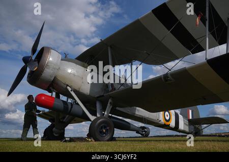 W5856 le plus ancien espadon Fairey en état de navigabilité au monde, avant le spectacle aérien de la bataille de Duxford les 6 et 7 septembre à l'Imperial War Museum de Duxford, Cambridgeshire. Date de la photo : vendredi 5 septembre 2025. Banque D'Images