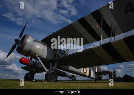 W5856 le plus ancien espadon Fairey en état de navigabilité au monde, avant le spectacle aérien de la bataille de Duxford les 6 et 7 septembre à l'Imperial War Museum de Duxford, Cambridgeshire. Date de la photo : vendredi 5 septembre 2025. Banque D'Images