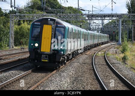 London Northwestern Railway Class 350 les unités électriques multiples 350370 et 350130 roulent dans Rugeley Trent Valley avec un service de London Euston à Crewe. Banque D'Images