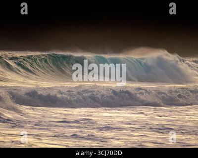 Vagues massives à Hawaï avec tempête de bâtiment à l'horizon Banque D'Images
