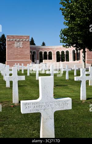 Des croix marquent les tombes des soldats américains morts pendant la première Guerre mondiale, devant la chapelle commémorative du cimetière américain de l'Oise-Aisne, en France. Banque D'Images