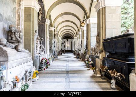 Gênes, Italie - 17 août 2024 : perspective du couloir du cimetière de Staglieno Banque D'Images