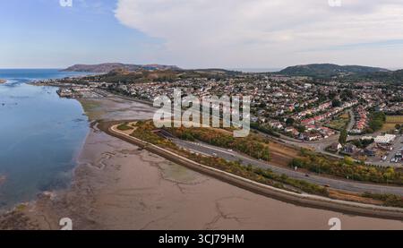 Vue aérienne de Llandudno Junction et Deganwy à travers l'estuaire de Conwy, avec logements côtiers, marina et routes sous le ciel d'été. Banque D'Images