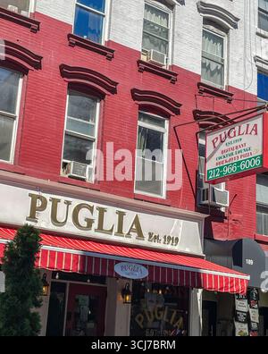 Puglia est un restaurant italien traditionnel de longue date situé au coeur de Little Italy, 2025, New York City, États-Unis Banque D'Images