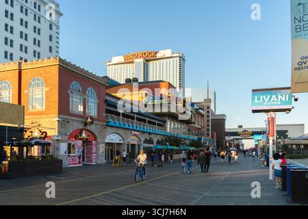 Atlantic City, NJ - 25 août 2025 : vue ultra-large de l'Atlantic City Boardwalk, la plus ancienne et la plus longue promenade du monde, construite en 1870 Banque D'Images