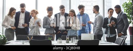 Les jeunes collègues parler de rupture, panorama Banque D'Images