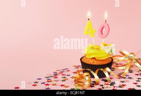 cupcake 40e anniversaire avec bougie et saupoudres Banque D'Images