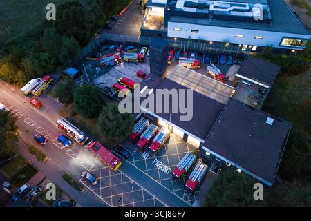 Caserne de pompiers de Ladywood, Birmingham, le 5 septembre 2025. Une énorme participation de véhicules des services d'incendie des West Midlands à la caserne de pompiers communautaires de Ladywood à Birmingham après que la police et les services d'incendie ont travaillé ensemble à la suite de rapports d'un homme agissant de manière suspecte dans la région d'Erdington de la ville vendredi après-midi. À un moment donné, il y avait 12 pompiers, 1 plate-forme hydraulique, une camionnette utilisée pour identifier les substances, 3 véhicules de soutien et le véhicule de commandement de l'incident. La station abrite généralement 2 pompiers et un véhicule 4x4 d'intervention de brigade. On pense que la station était utilisée comme lieu d'intervention dans le cas Banque D'Images