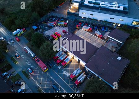Caserne de pompiers de Ladywood, Birmingham, le 5 septembre 2025. Une énorme participation de véhicules des services d'incendie des West Midlands à la caserne de pompiers communautaires de Ladywood à Birmingham après que la police et les services d'incendie ont travaillé ensemble à la suite de rapports d'un homme agissant de manière suspecte dans la région d'Erdington de la ville vendredi après-midi. À un moment donné, il y avait 12 pompiers, 1 plate-forme hydraulique, une camionnette utilisée pour identifier les substances, 3 véhicules de soutien et le véhicule de commandement de l'incident. La station abrite généralement 2 pompiers et un véhicule 4x4 d'intervention de brigade. On pense que la station était utilisée comme lieu d'intervention dans le cas Banque D'Images