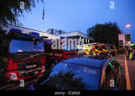 Caserne de pompiers de Ladywood, Birmingham, le 5 septembre 2025. Une énorme participation de véhicules des services d'incendie des West Midlands à la caserne de pompiers communautaires de Ladywood à Birmingham après que la police et les services d'incendie ont travaillé ensemble à la suite de rapports d'un homme agissant de manière suspecte dans la région d'Erdington de la ville vendredi après-midi. À un moment donné, il y avait 12 pompiers, 1 plate-forme hydraulique, une camionnette utilisée pour identifier les substances, 3 véhicules de soutien et le véhicule de commandement de l'incident. La station abrite généralement 2 pompiers et un véhicule 4x4 d'intervention de brigade. On pense que la station était utilisée comme lieu d'intervention dans le cas Banque D'Images