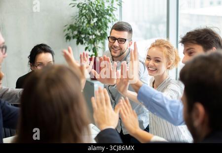 Concept d'inspiration de l'équipe. Collègues qui donnent cinq Banque D'Images