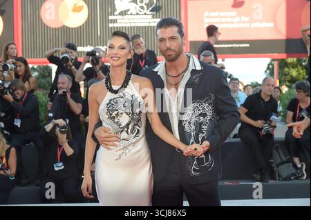 Venise, Italie. 04th Sep, 2025. Sara Bluma et Can Yaman assistent au tapis rouge 'Silent Friend' lors du 82e Festival international du film de Venise à Venise, Italie, le vendredi 5 septembre 2025. Photo de Rocco Spaziani/UPI crédit : UPI/Alamy Live News Banque D'Images