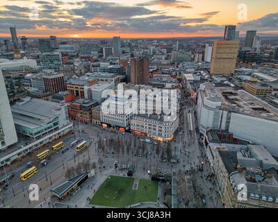 Vue sur Manchester au coucher du soleil, avec rues animées et gratte-ciel dynamique depuis un point de vue élevé Banque D'Images
