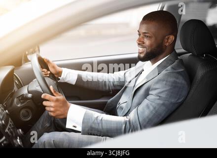 Joyeux homme d'affaires afro-américain en route pour travailler Banque D'Images