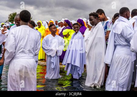 Des jeunes hommes de l'église des Apôtres de Muchinjikwa attendent d'être baptisés dans la mer lors de leur événement annuel 'baptême dans la mer', Southend-on-Sea, Royaume-Uni. Banque D'Images