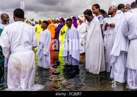 Des jeunes hommes de l'église des Apôtres de Muchinjikwa attendent d'être baptisés dans la mer lors de leur événement annuel 'baptême dans la mer', Southend-on-Sea, Royaume-Uni. Banque D'Images