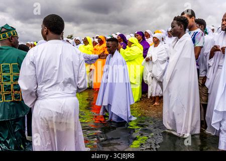 Des jeunes hommes de l'église des Apôtres de Muchinjikwa attendent d'être baptisés dans la mer lors de leur événement annuel 'baptême dans la mer', Southend-on-Sea, Royaume-Uni. Banque D'Images