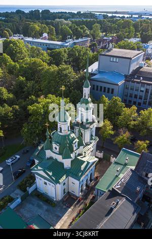 Vue aérienne de l'église orthodoxe Sainte Catherine à Pärnu, une station balnéaire située sur la côte de la mer Baltique en Estonie Banque D'Images