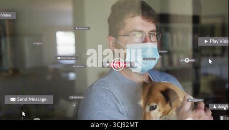 Tenant chien brun, homme portant des lunettes et masque par panneau de verre dans le bureau, avec des icônes flottantes Banque D'Images