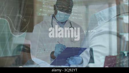 Consultation du médecin avec le presse-papiers étudiant les graphiques ECG à l'écran dans la salle d'examen écoute du patient Banque D'Images