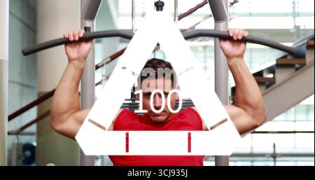 Exécution de l'exercice de retrait, homme portant une chemise rouge tirant une large barre de retrait au gymnase, pile de poids Banque D'Images