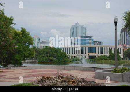 Parc urbain avec fontaine et bâtiments de la ville moderne en arrière-plan. Mirror Lake, Petersburg, Floride. Mettant en vedette une fontaine centrale entourée par Banque D'Images