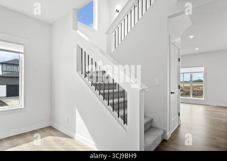 Escalier menant à un deuxième étage avec vue sur l'extérieur. L'escalier est en métal et est de couleur blanche Banque D'Images