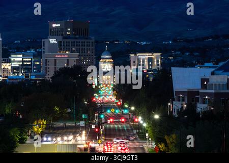 Une rue de la ville la nuit avec un grand bâtiment en arrière-plan Banque D'Images