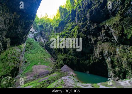L'abîme de Macocha a plus de 138,5 mètres de profondeur et est le plus grand gouffre de son genre - un « trou de lumière » - en République tchèque et en Europe centrale. Banque D'Images